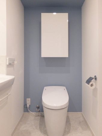 ブルーのクロスの奥行き効果で爽やかトイレを演出　渋谷区 M様邸